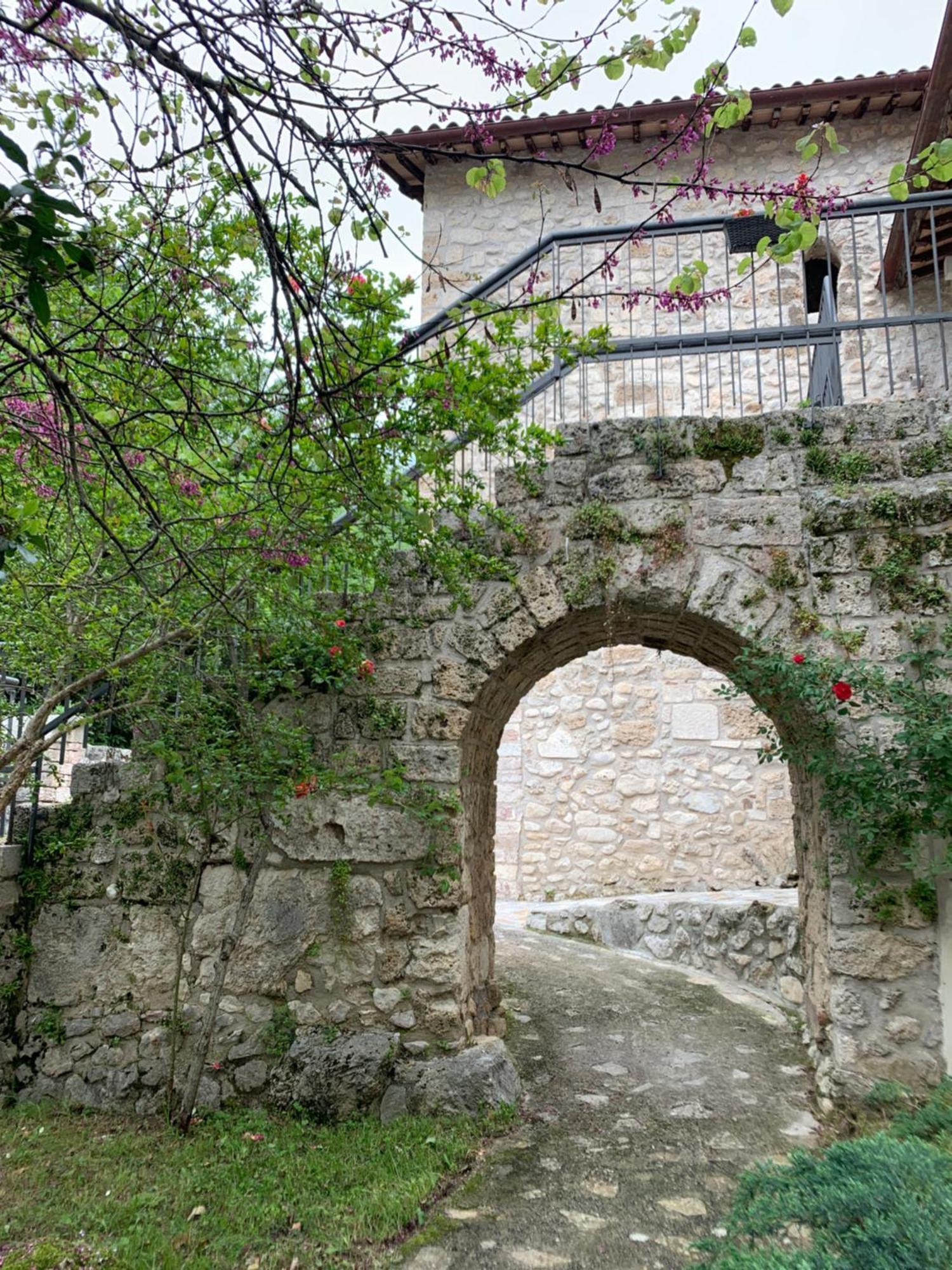Abbazia Ss. Quirico E Giulitta Hotel Micigliano ภายนอก รูปภาพ